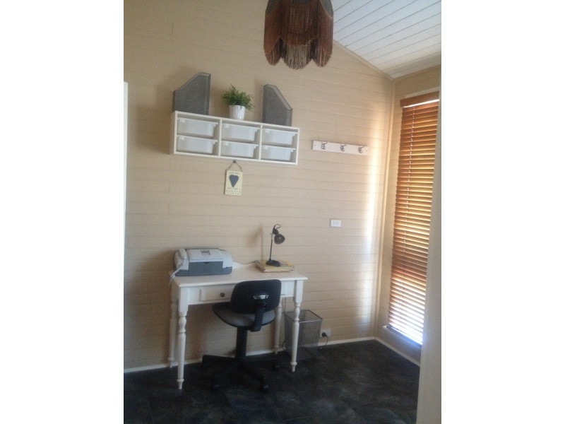 8 Ellis Road, Merredin WA 6415