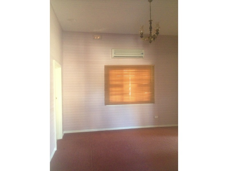 8 Ellis Road, Merredin WA 6415