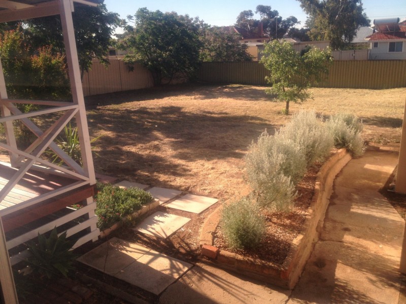 8 Ellis Road, Merredin WA 6415