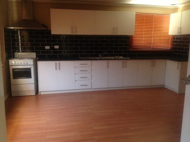 8 Ellis Road, Merredin WA 6415