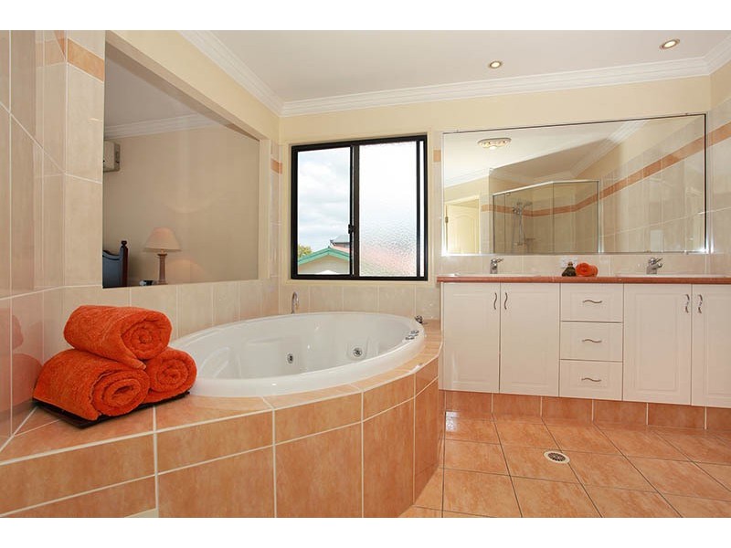 5 Aberdeen Avenue, Benowa QLD 4217