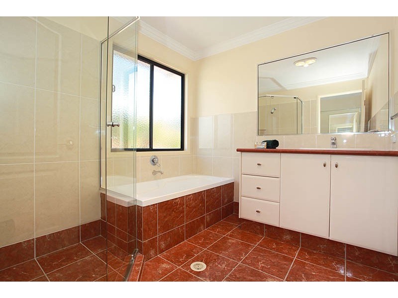 5 Aberdeen Avenue, Benowa QLD 4217