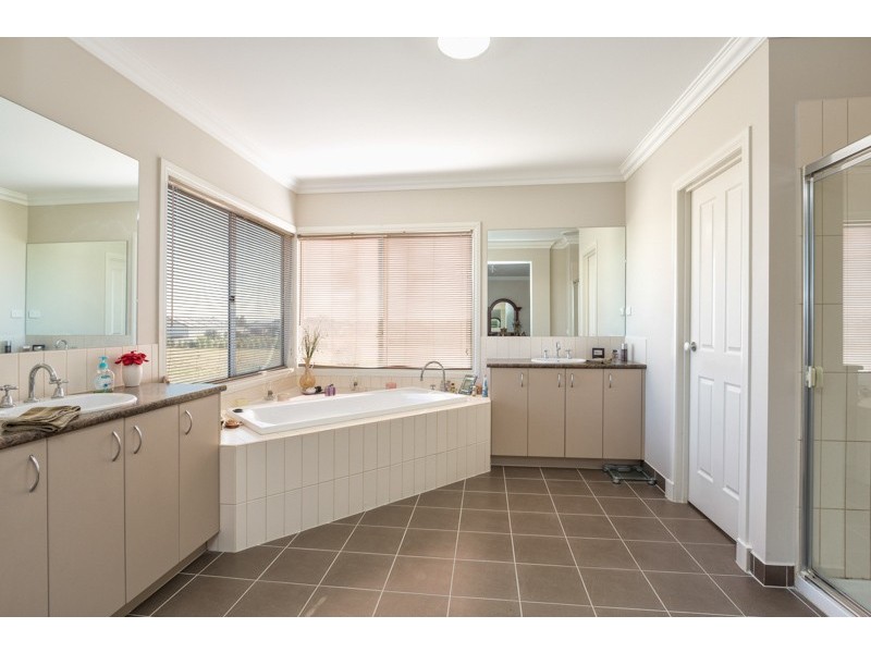 21 CONNEMARRA CIRCUIT, Melton VIC 3337