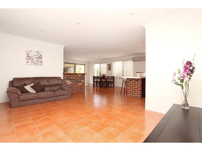 34 Jagoe Loop, Willagee WA 6156