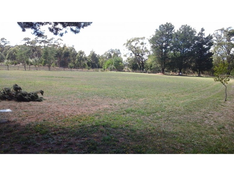 27 Tennyson Street, Woodend VIC 3442