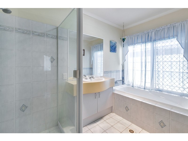 5 Aronia Court, Regents Park QLD 4118