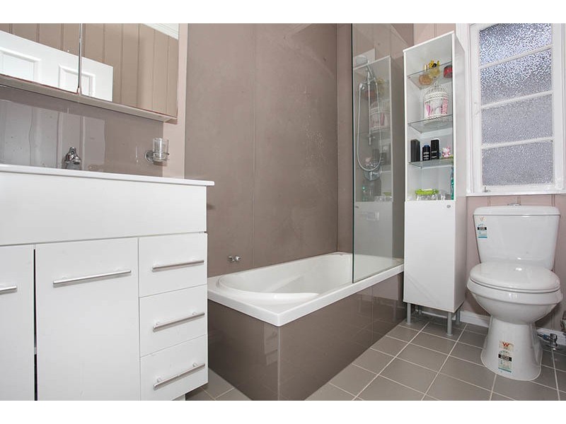 100 Dunellan Street, Greenslopes QLD 4120