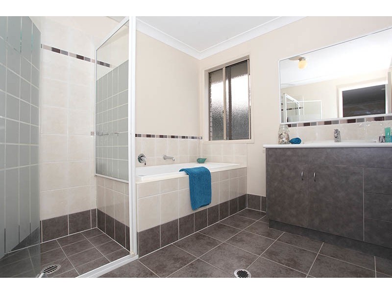 17 Soward Court, Pacific Pines QLD 4211