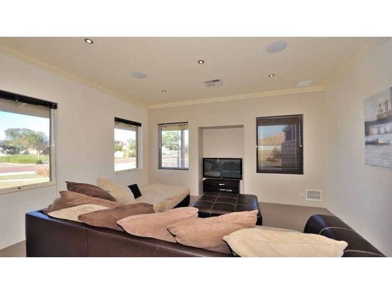 21 Buckingham Drive, Wannanup WA 6210