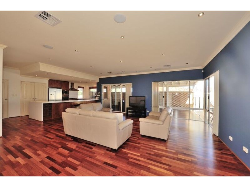 21 Buckingham Drive, Wannanup WA 6210