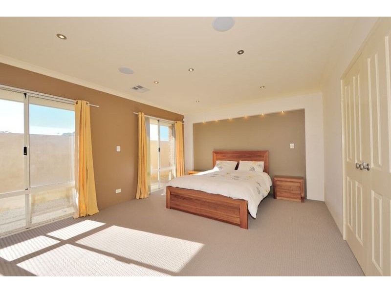 21 Buckingham Drive, Wannanup WA 6210