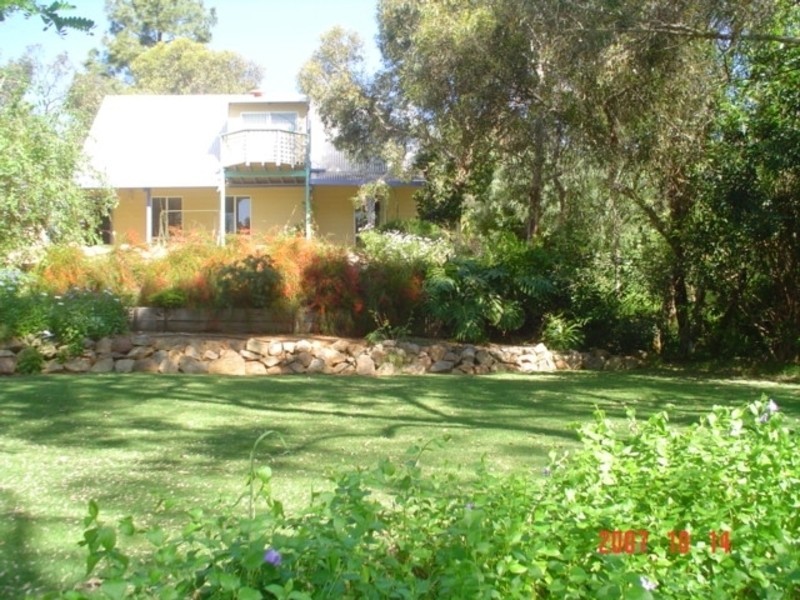 8 Roberts Place, Greenmount WA 6056