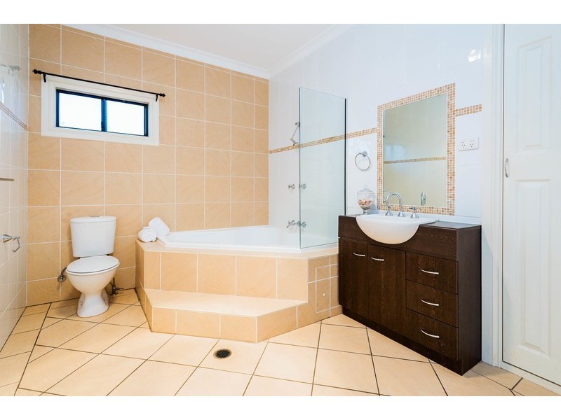 25 Arnold Street, Holland Park QLD 4121