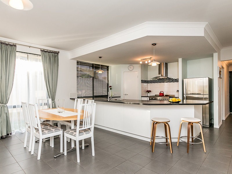 16 Atley Pass, Carramar WA 6031