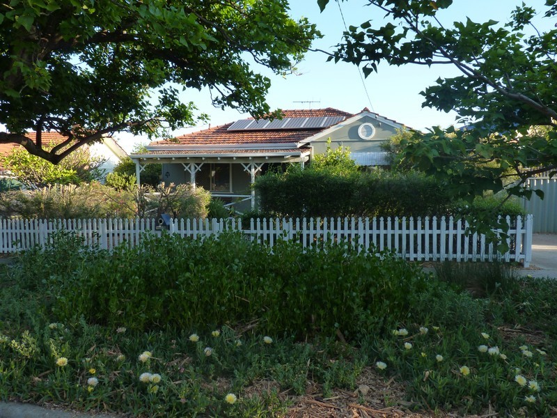 90 Rennie Crescent, Hilton WA 6163