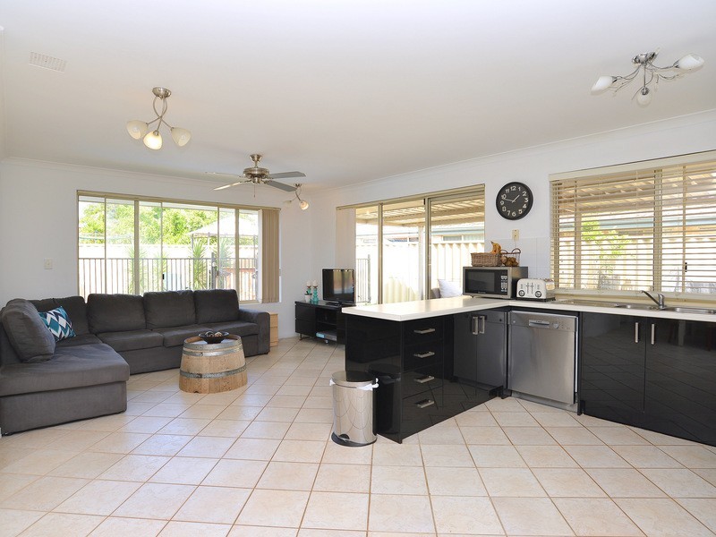 11 Limoges Elbow, Port Kennedy WA 6172