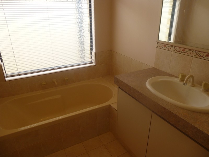 20 Finchley Avenue, Meadow Springs WA 6210