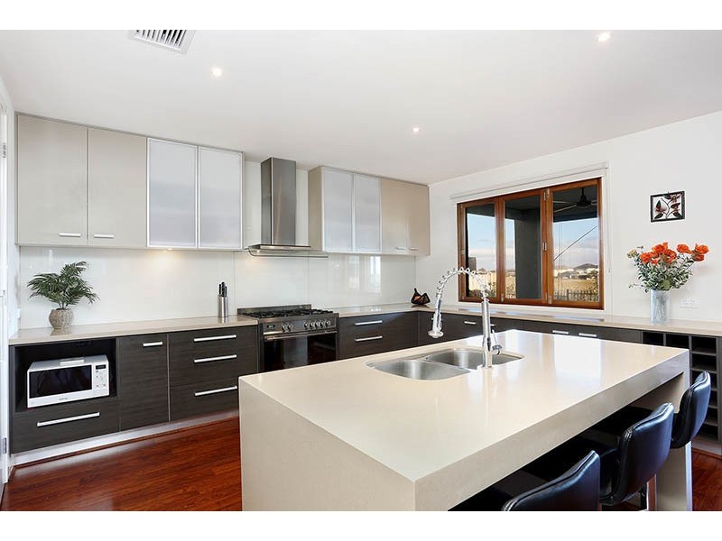 39 Vaucluse Boulevard, Sanctuary Lakes VIC 3030