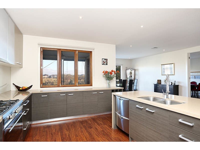 39 Vaucluse Boulevard, Sanctuary Lakes VIC 3030