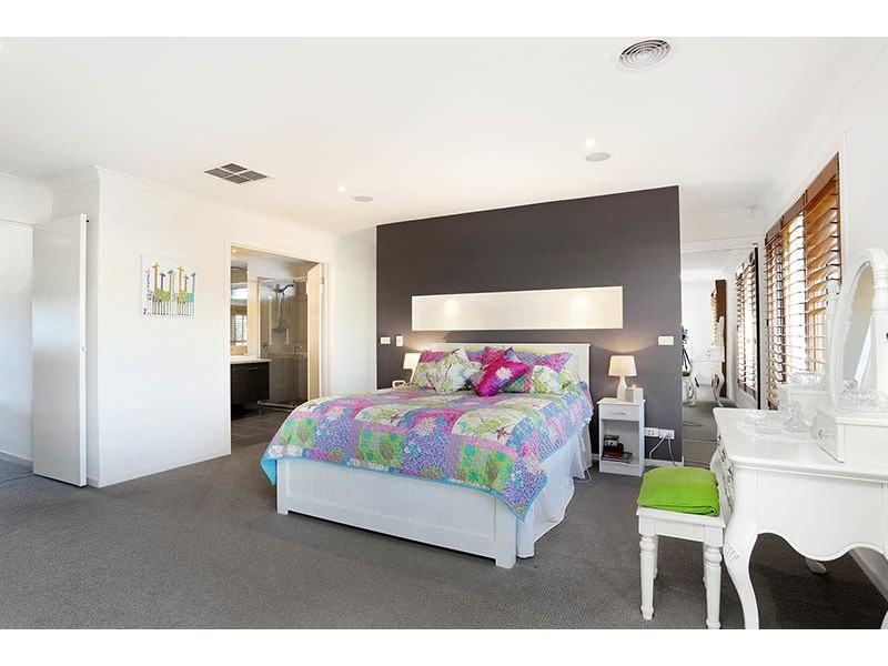 39 Vaucluse Boulevard, Sanctuary Lakes VIC 3030