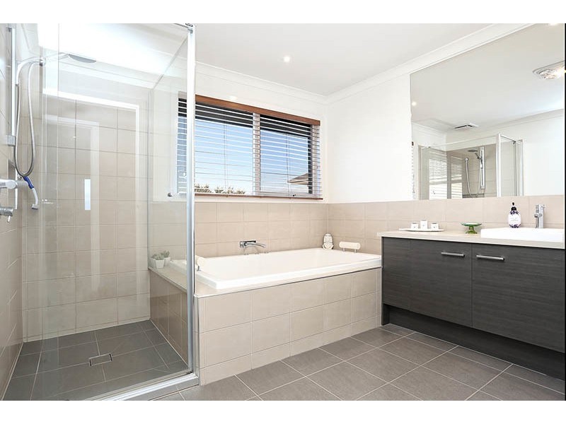 39 Vaucluse Boulevard, Sanctuary Lakes VIC 3030