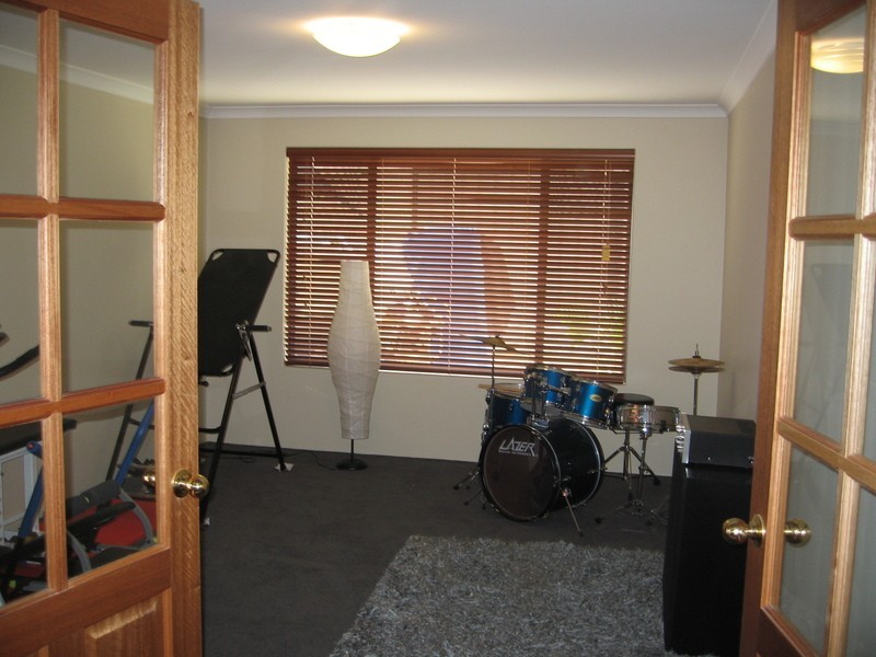 2 Berlin Drive, Hocking WA 6065