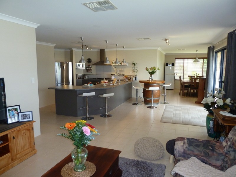 2 Berlin Drive, Hocking WA 6065