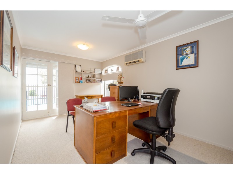 19 Hill Crescent, West Gladstone QLD 4680