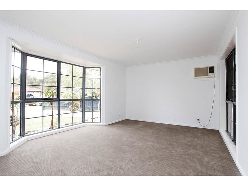 26 Gullquist Way, Pakenham VIC 3810