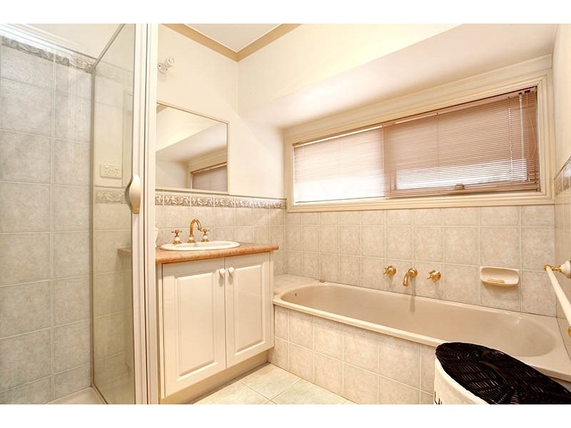 33 Stevensons Rd, Cranbourne VIC 3977