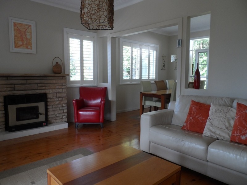 18  Araluen Ave, Mount Kembla NSW 2526