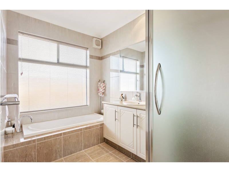 11 Naroona Drive, Dalyellup WA 6230