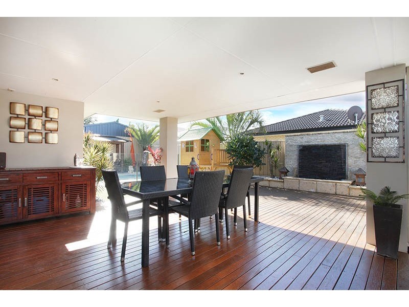 27  Tullow Gardens, Darch WA 6065