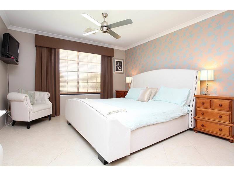 27  Tullow Gardens, Darch WA 6065