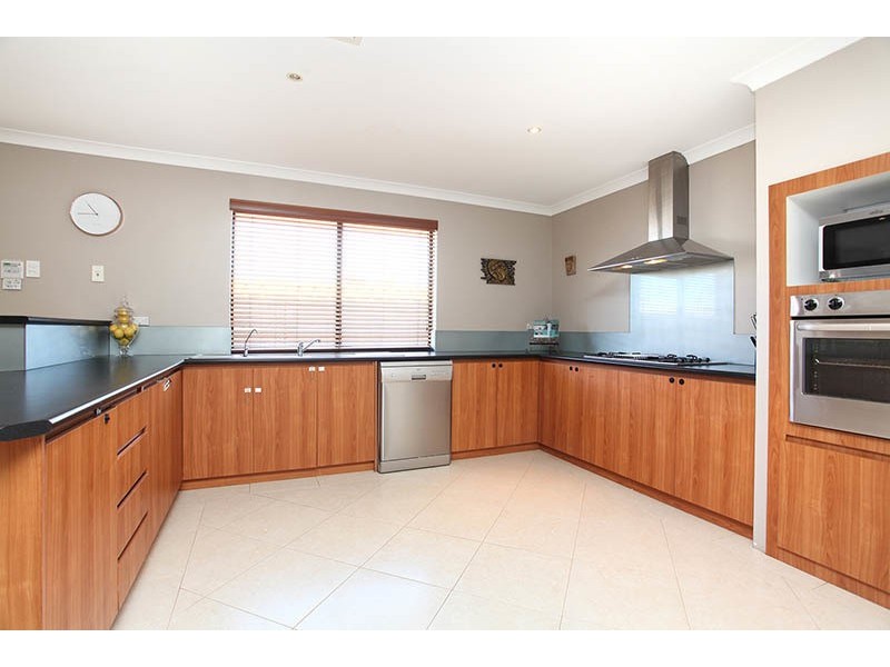 27  Tullow Gardens, Darch WA 6065