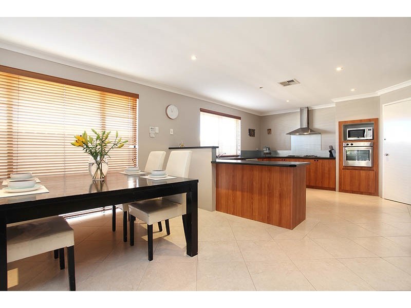 27  Tullow Gardens, Darch WA 6065