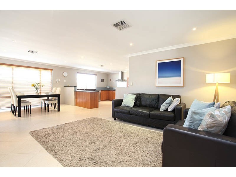 27  Tullow Gardens, Darch WA 6065