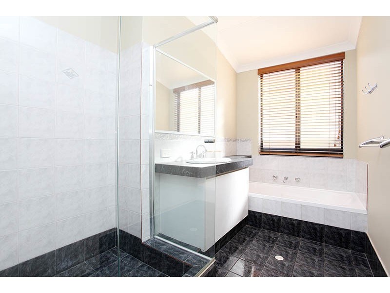 27  Tullow Gardens, Darch WA 6065