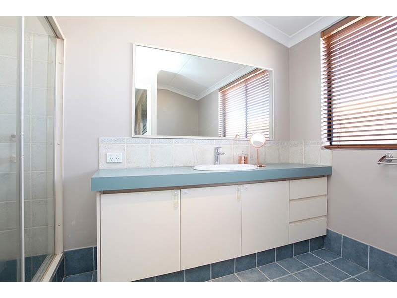 27  Tullow Gardens, Darch WA 6065