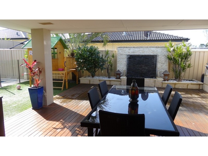 27  Tullow Gardens, Darch WA 6065