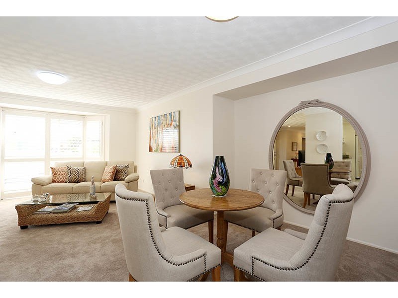 8 Silkyoak Court, Burleigh Waters QLD 4220