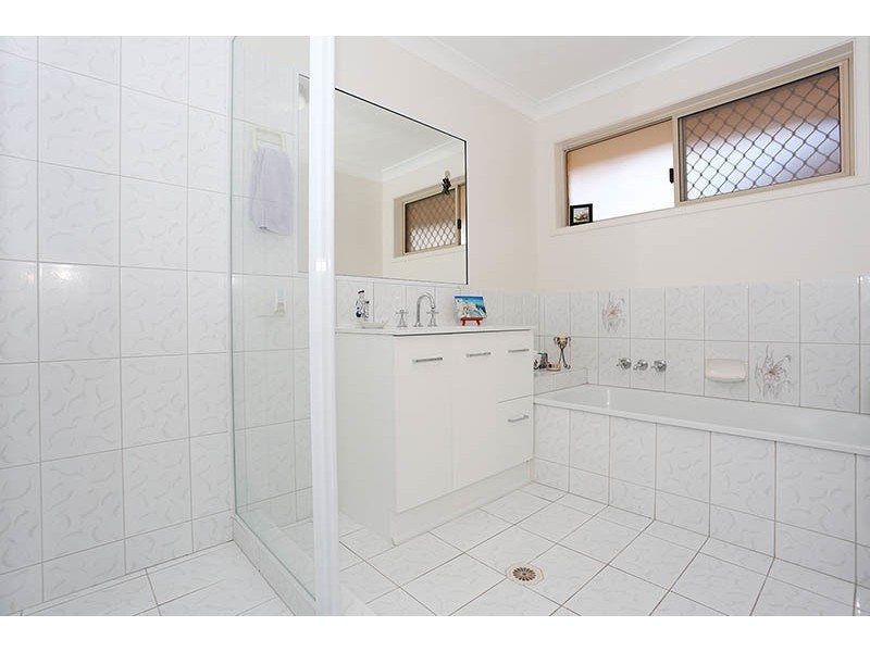 8 Silkyoak Court, Burleigh Waters QLD 4220