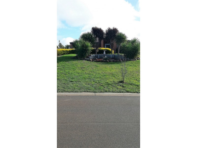 14 Clover Court, Romsey VIC 3434