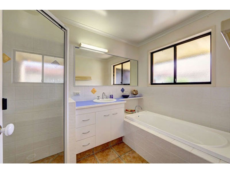 24 Chantelle Circuit, Coral Cove QLD 4670