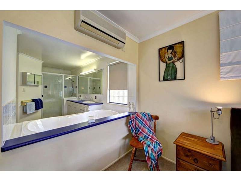 24 Chantelle Circuit, Coral Cove QLD 4670