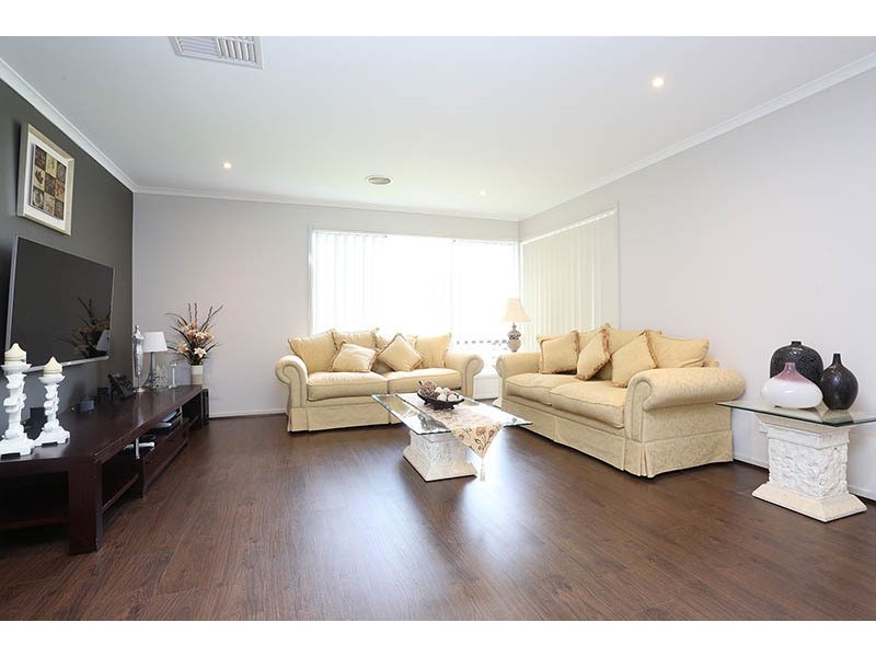 7 Thurvaston Crescent, Cranbourne East VIC 3977