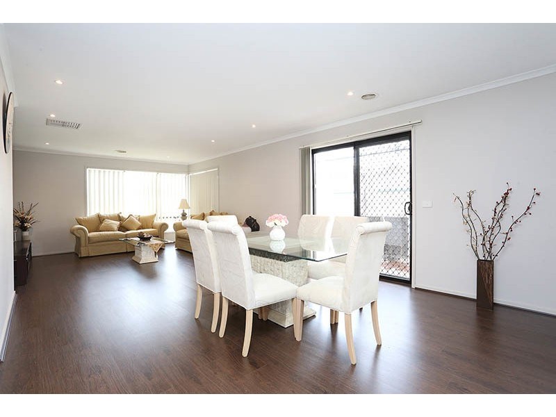 7 Thurvaston Crescent, Cranbourne East VIC 3977