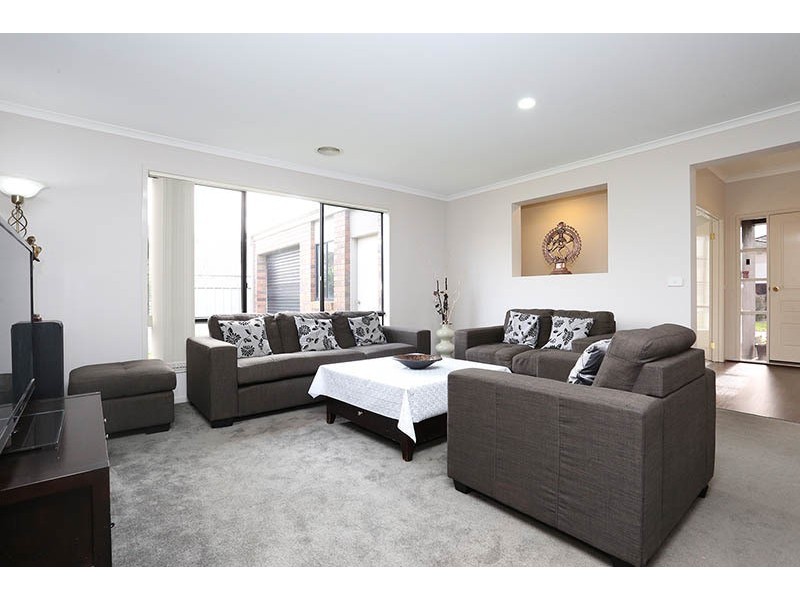 7 Thurvaston Crescent, Cranbourne East VIC 3977