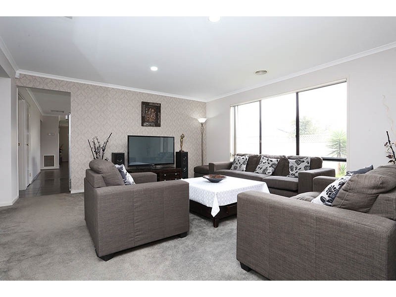 7 Thurvaston Crescent, Cranbourne East VIC 3977