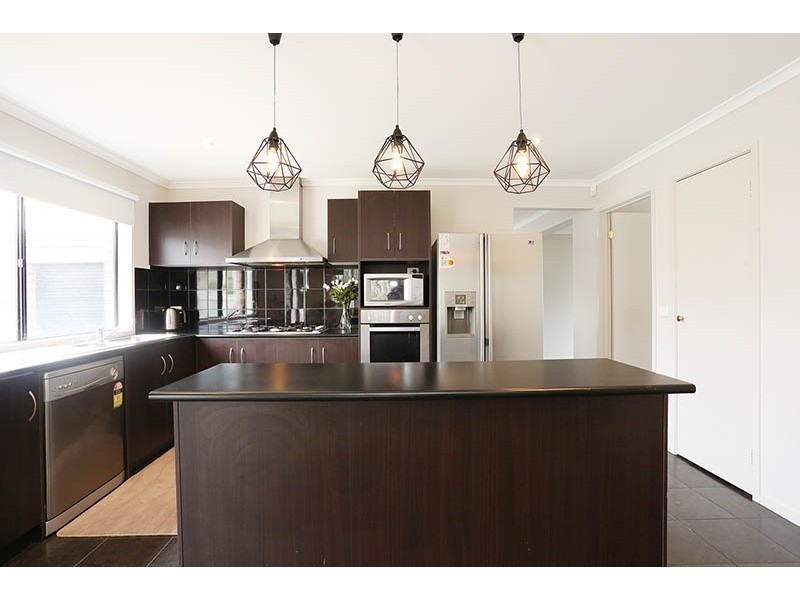 7 Thurvaston Crescent, Cranbourne East VIC 3977